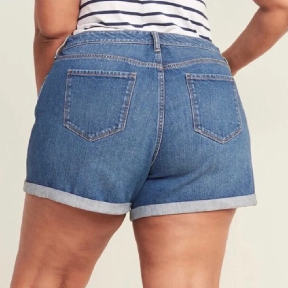 Old Navy NEW Boyfriend Mid Rise Distressed Jean Shorts Sz 30